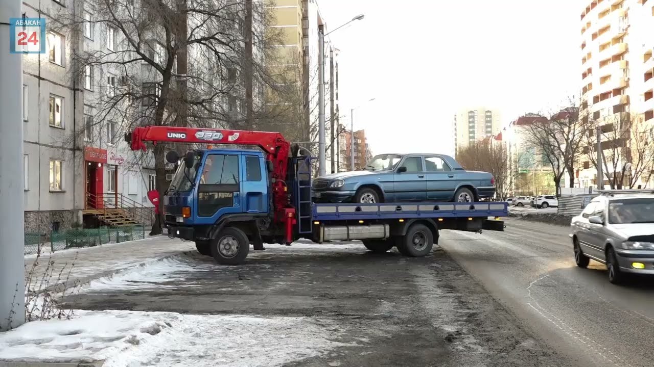 В Абакане хозяин автохлама устроил скандал, когда техника оказалась на эвакуаторе