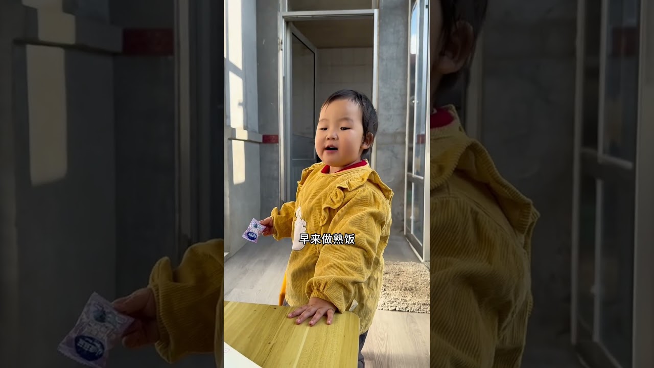 下雪了，孩子想出去扫雪，由此引发了一场大人与小孩的较量#记录我的农村生活 #人类幼崽 #又是一年下雪季 @DOU+上热门 @DOU+小助手