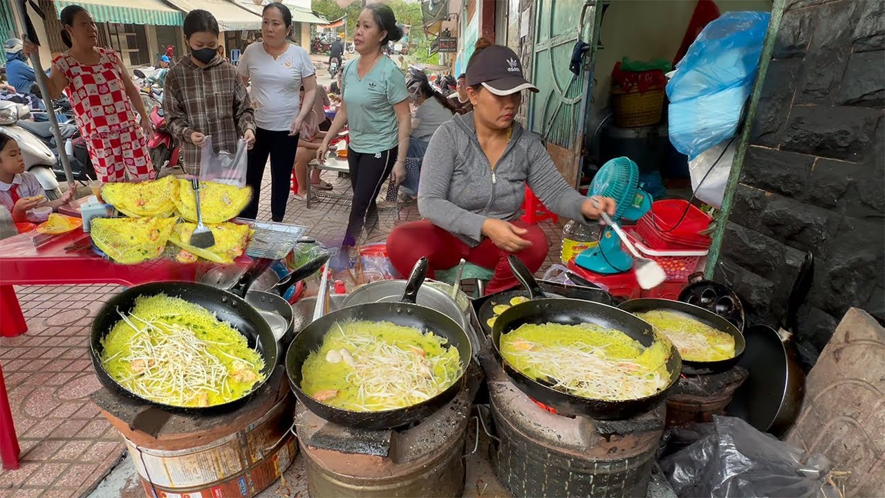 Hấp dẫn Bánh Xèo miền Tây chiên bếp than củi chỉ 15k có tép thịt khách đến nườm nượp vì quá rẻ