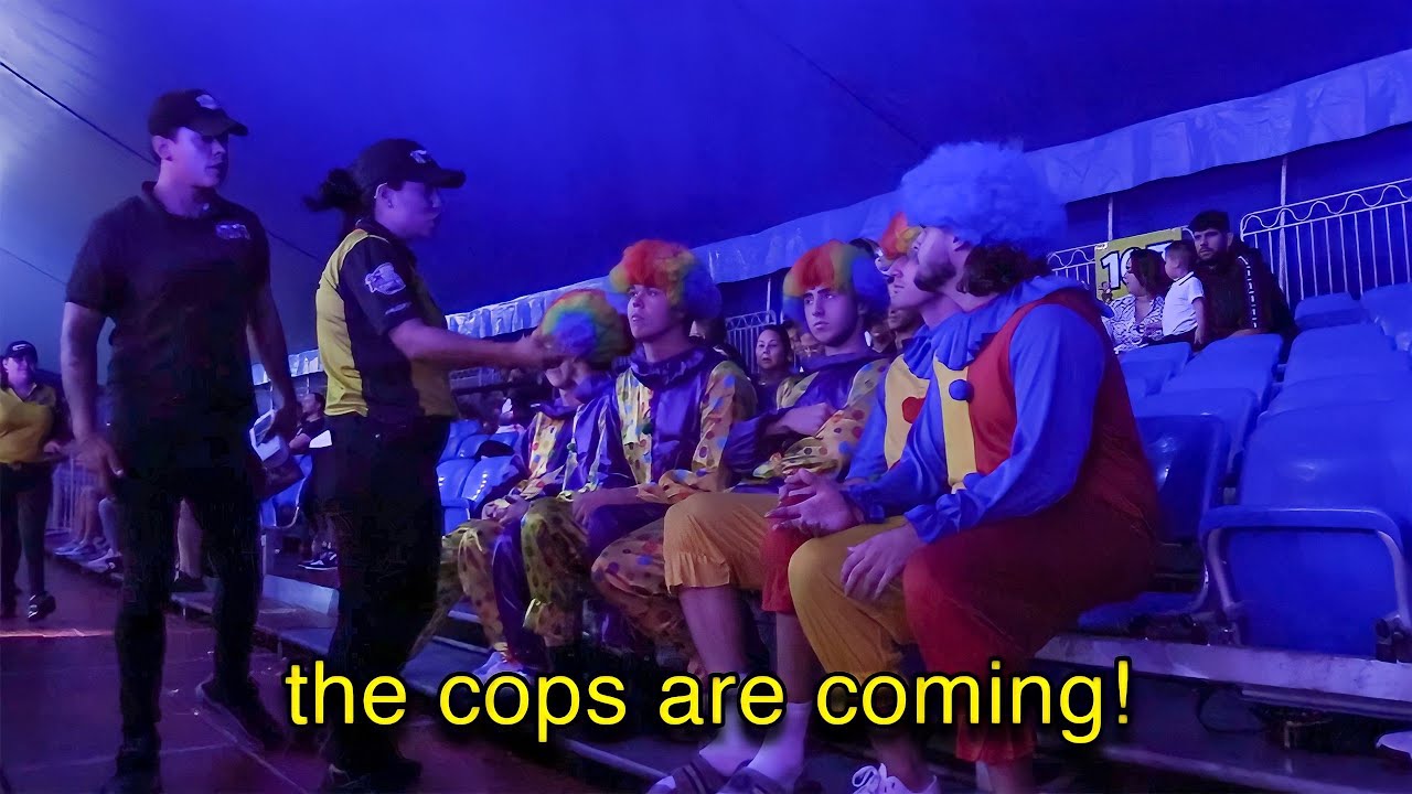 Пробраться в цирк в костюмах клоунов!