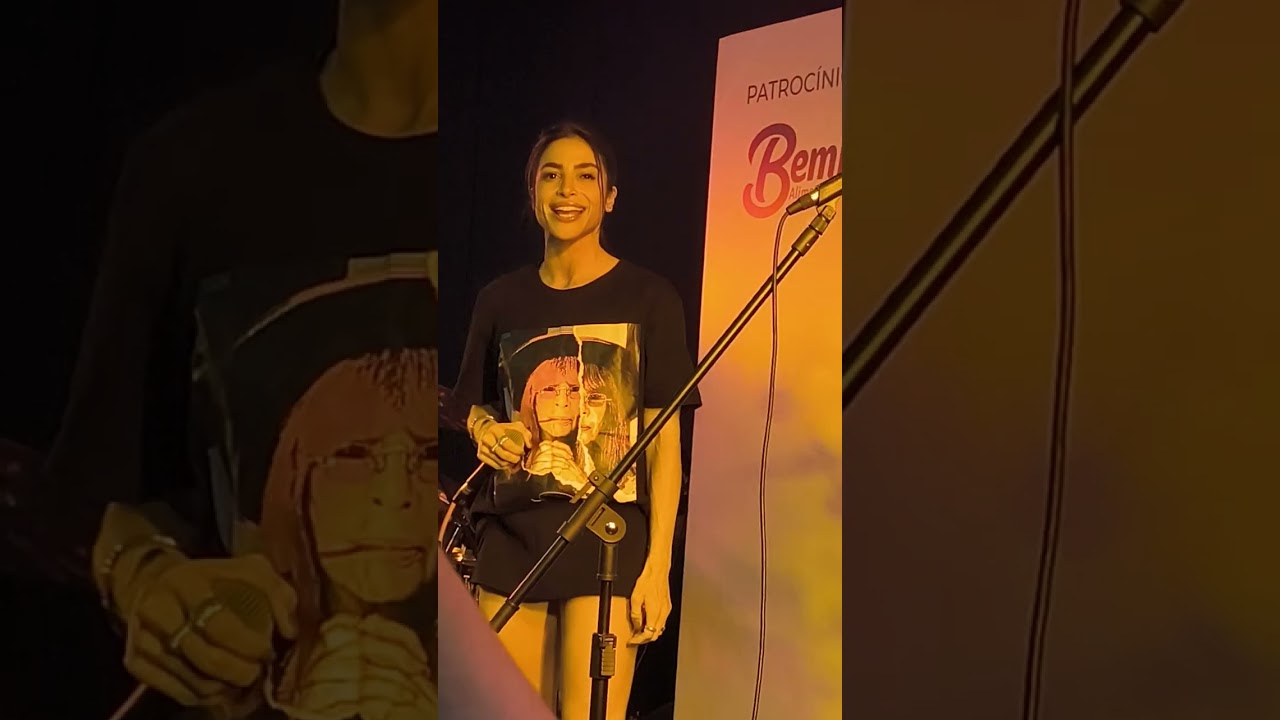 Natália Rosa cantando no Vegfest 2025