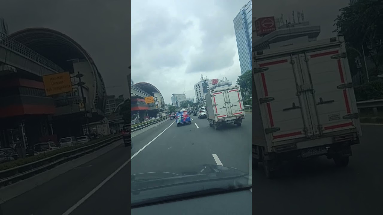 Jalan tol arah Kuningan Jakarta Selatan 