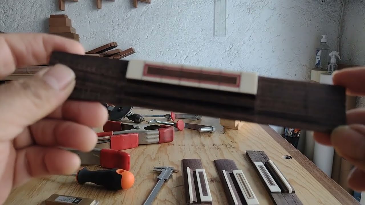 Barrenando puentes para guitarra de forma manual (con explicación)