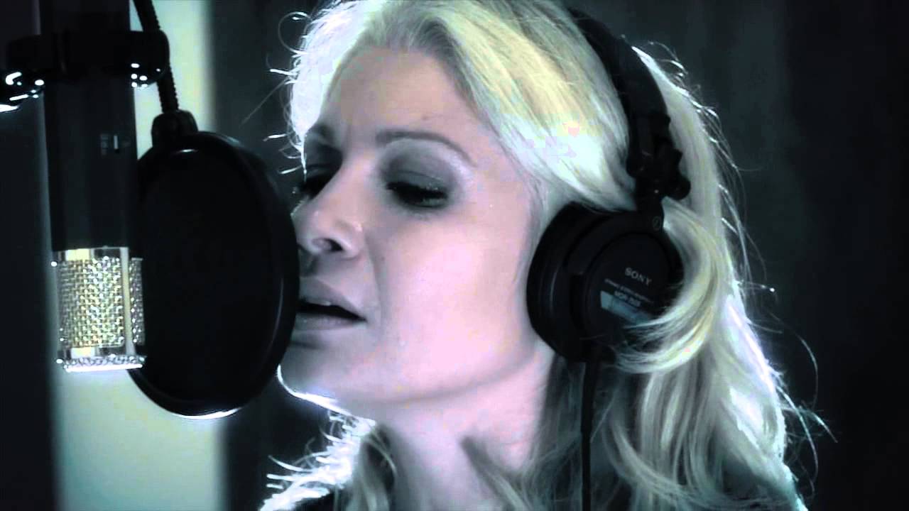 Rosanna Russo recording Tu si 'na cosa grande