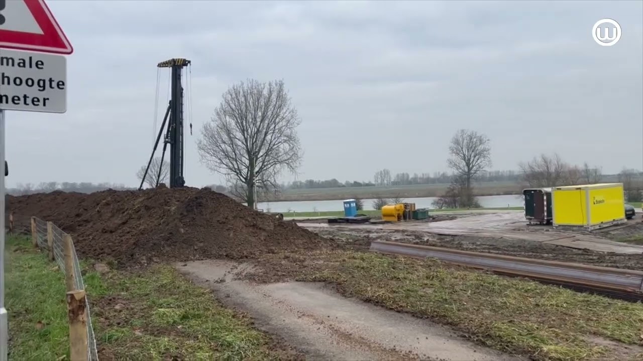 250127 Start project Meanderende Maas met het slaan van de 1e damwand