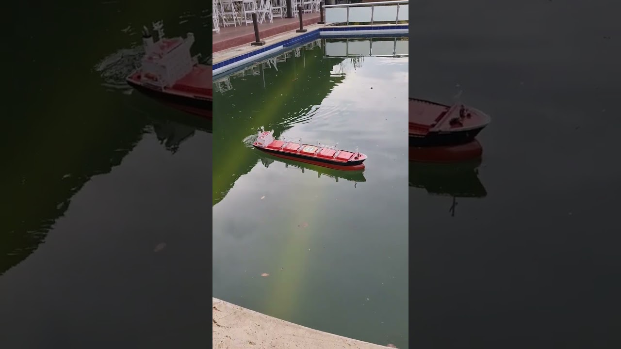 Scale model RC Cargo Ship 02