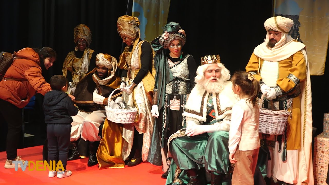 Los Reyes Magos visitan Dénia a pesar del mal tiempo y cumplen con los deseos de los niños