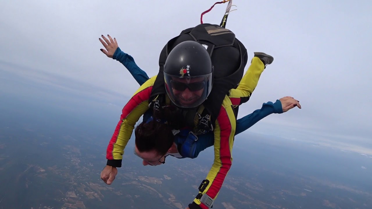 saut en tandem d'Ilona avec tête en l'air parachutisme