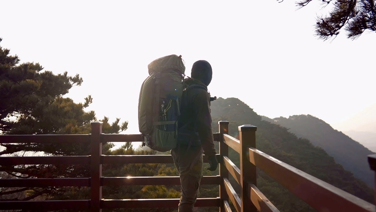 일몰과 일출을 품은 산 전망대 위에서 하룻밤