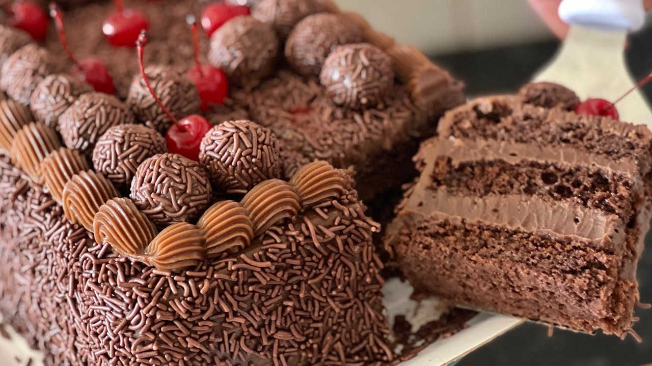 AULA COMPLETA ( MASSA + RECHEIO E DECORAÇÃO) BOLO DE BRIGADEIRO PARA 20 PESSOAS 