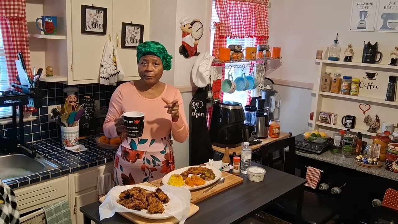 #2pt. Mama.. them country fried chicken #seasoned #flour #crispy #castironskillet 