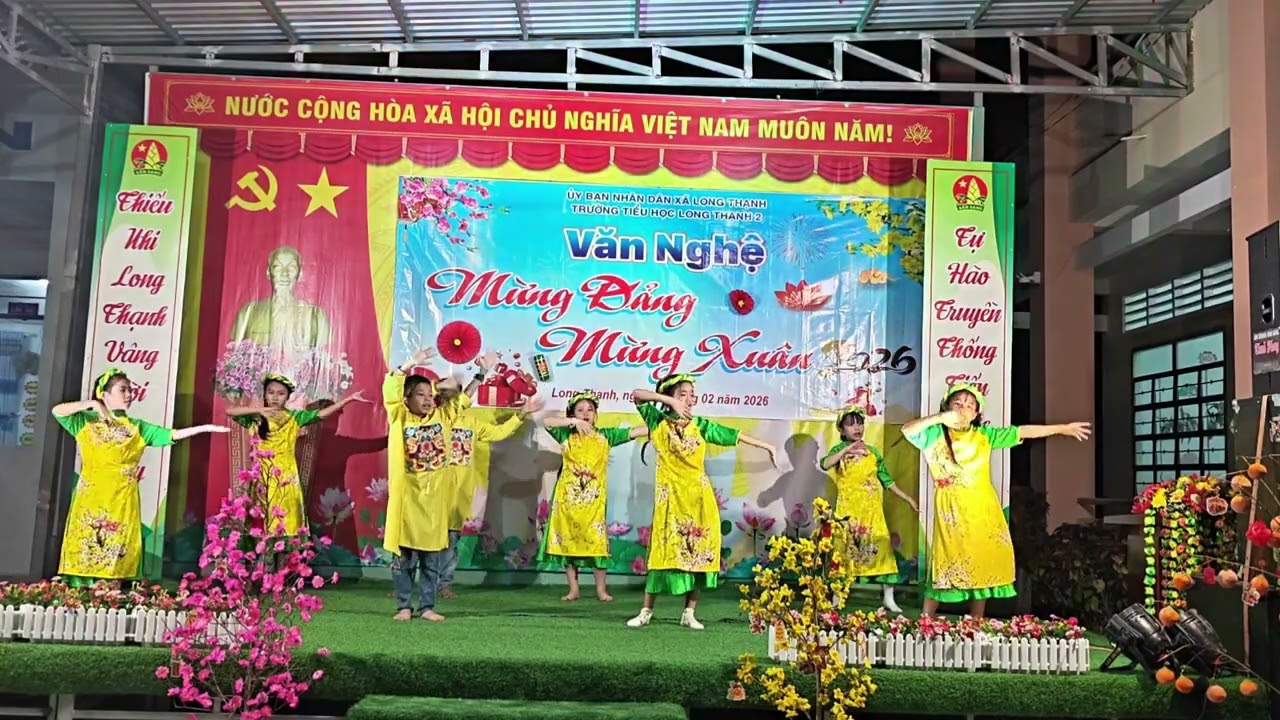 Múa Chuyện cũ bỏ qua trường TH Long Thạnh 2
