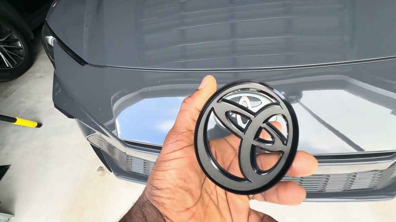 Установка затемненных эмблем (оригинальных) на Toyota Camry 2025 года выпуска.