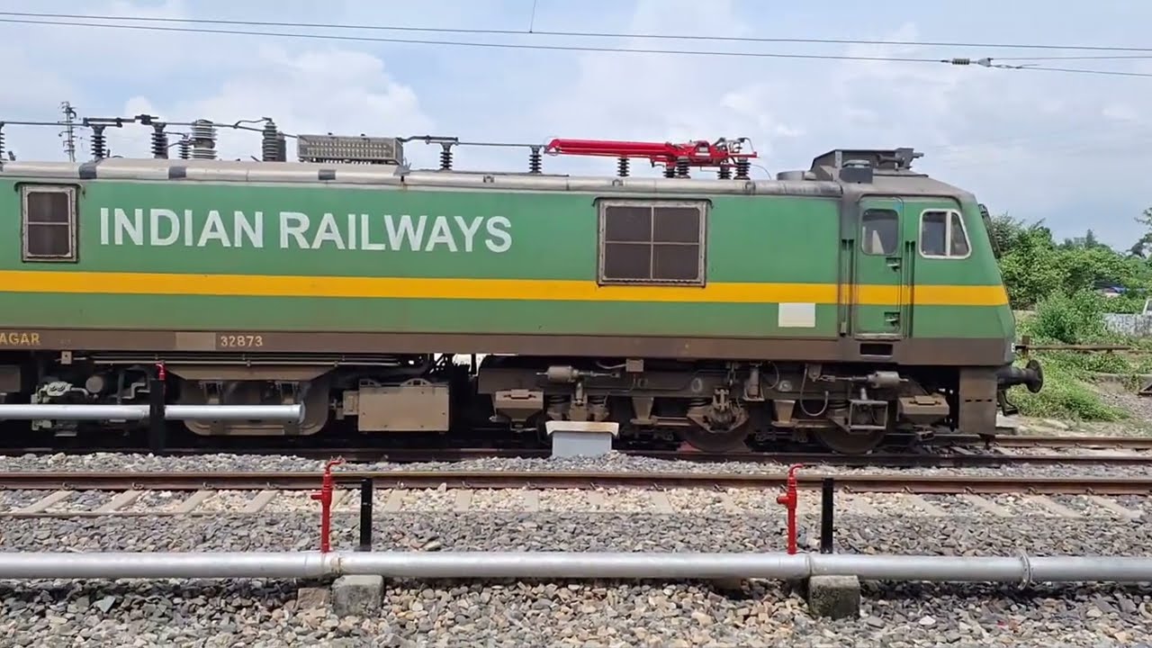 Azamgarh Railway Station  यात्रियों के बिना सुनसान  कई ट्रेनें का रूट डायवर्ट कार्य अपडेट स्टेशन