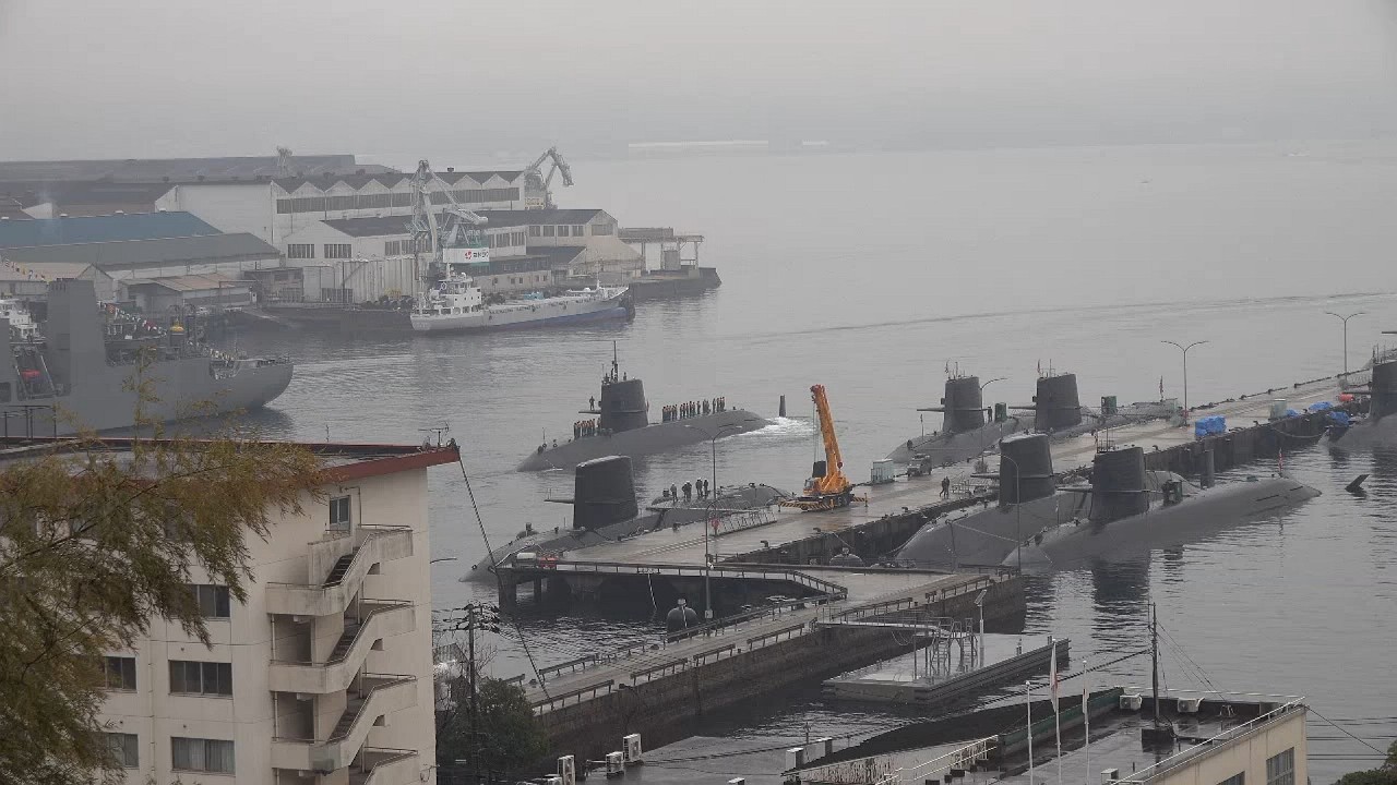 2026海上自衛隊呉基地空母KAGA「2月11日（水）空母KAGA・建国記念の日⚓呉基地では、青森から護衛艦DD-120しらぬい見参⁉」おやしお型潜水艦出港③