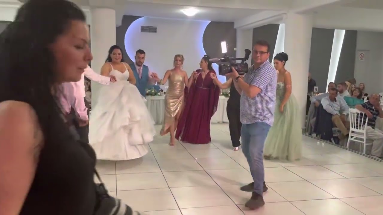 Έχω χαρά στο σπίτι μου. Γιώτα Κόκκορη χορευει ο πατέρας τις νύφης 2023