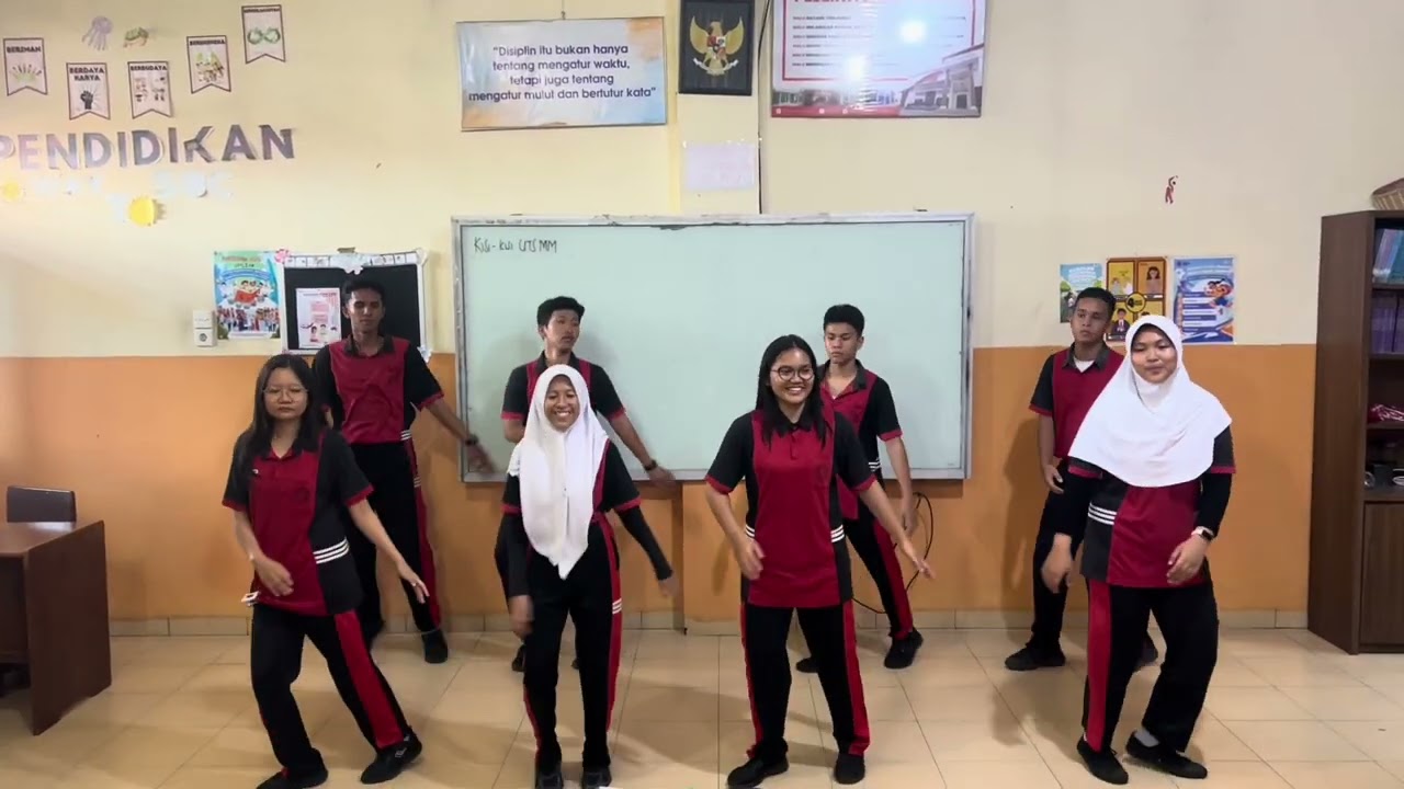 Praktik senam irama kel (kelompok 2) XII-3