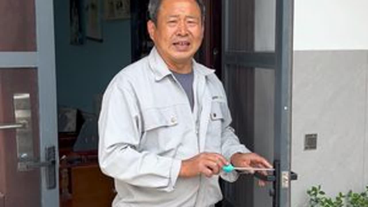 俺妈离家出走说是去姐姐家，没想到是去找前妻了，俺爸给她打电话气坏了@梦春单亲妈妈要努力