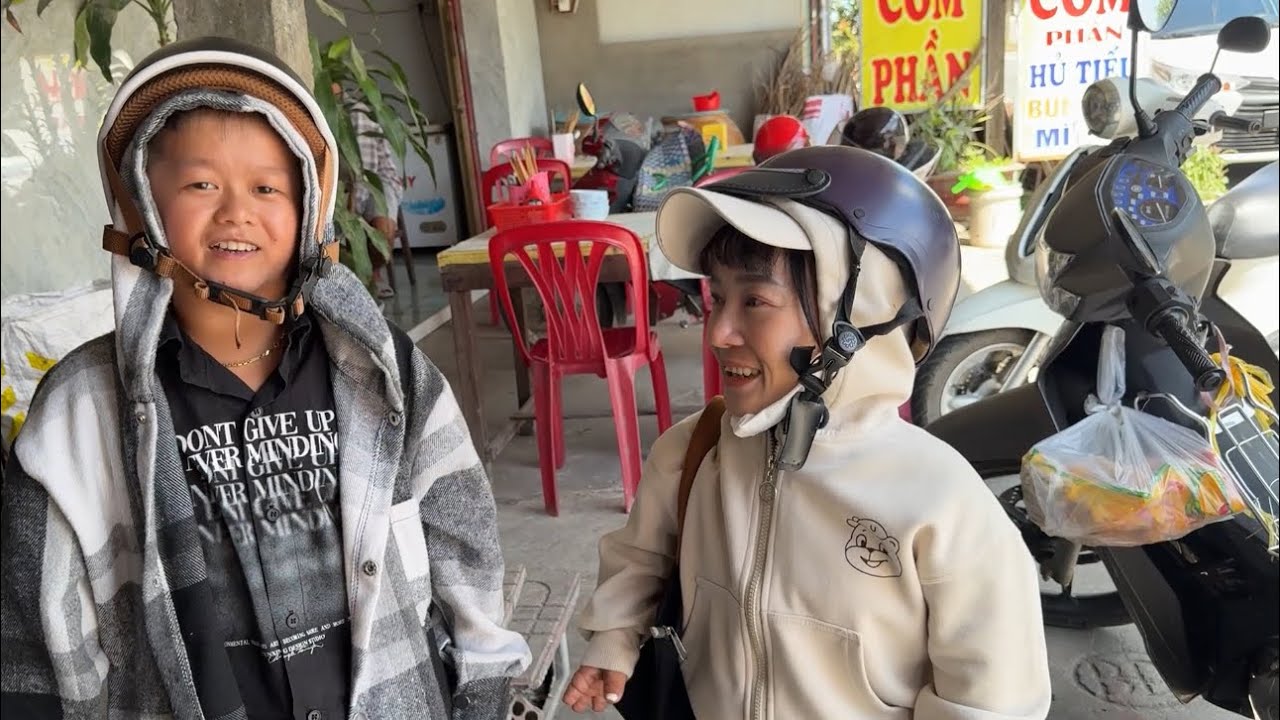 Huy T&iacute; Hon c&ugrave;ng &Uacute;t Mini & Đầu Bếp T&iacute; Hon &ndash; H&agrave;nh Tr&igrave;nh Đi Mua G&agrave; Ủ Muối Cực Vui 😂