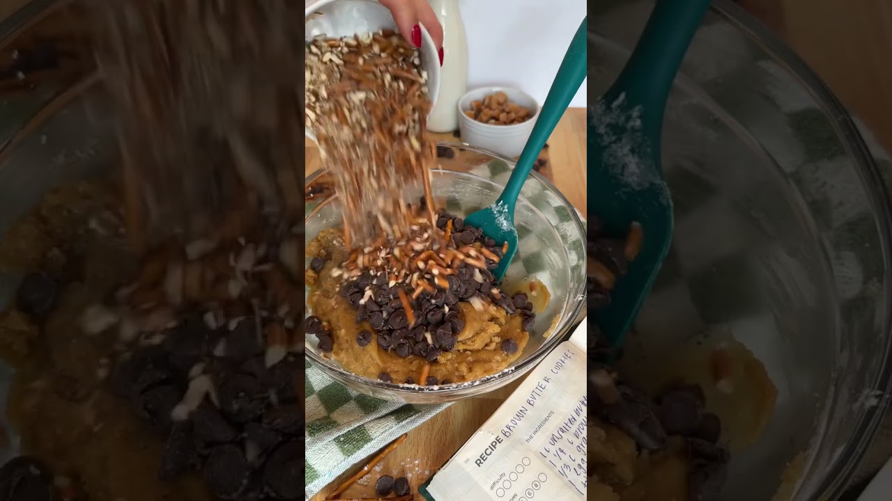 Salted Pretzel Caramel Chip Cookies These cookies are truly the best of both world - sweet & salty!!