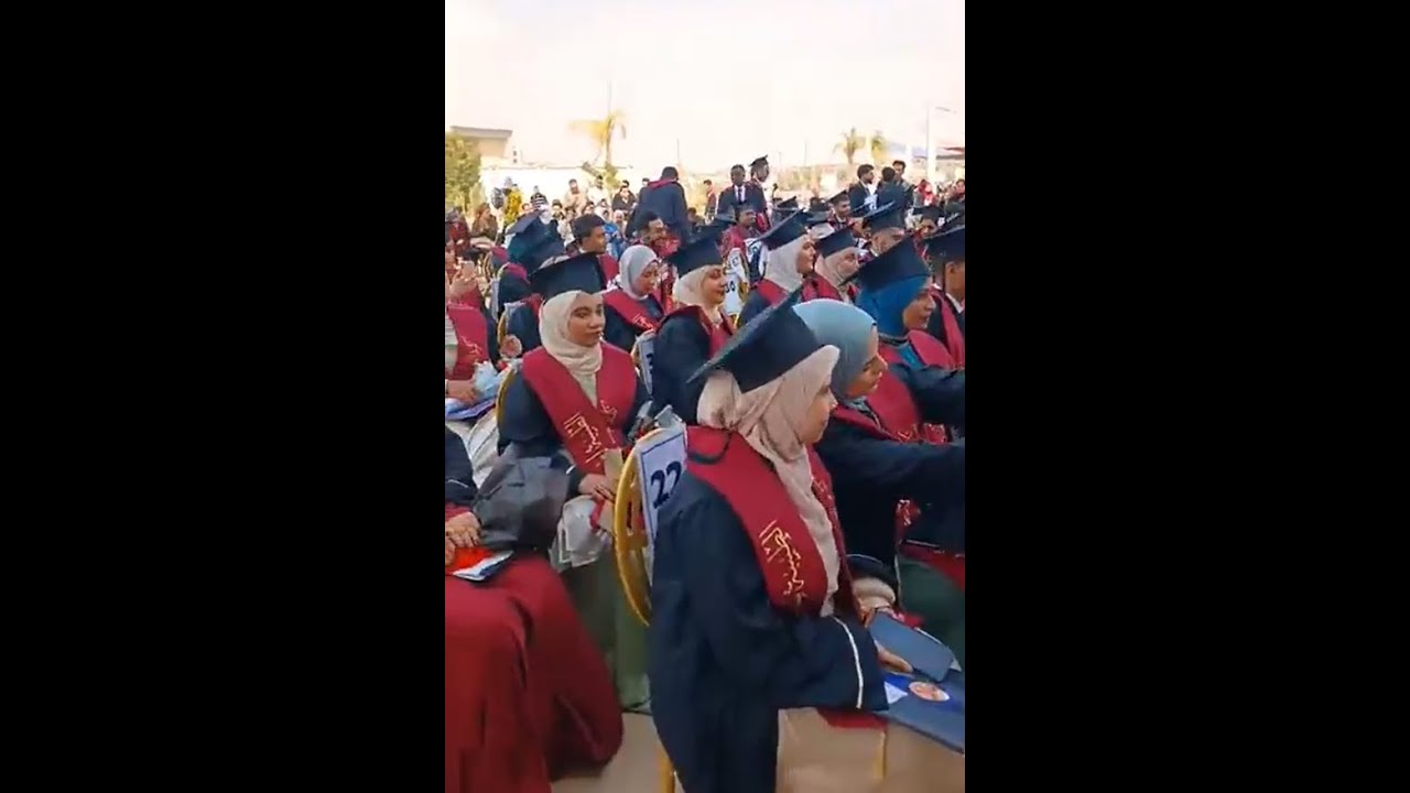 فرحانين مع أهاليهم.. حفل تخرج طلاب كلية الطب بجامعة السويس