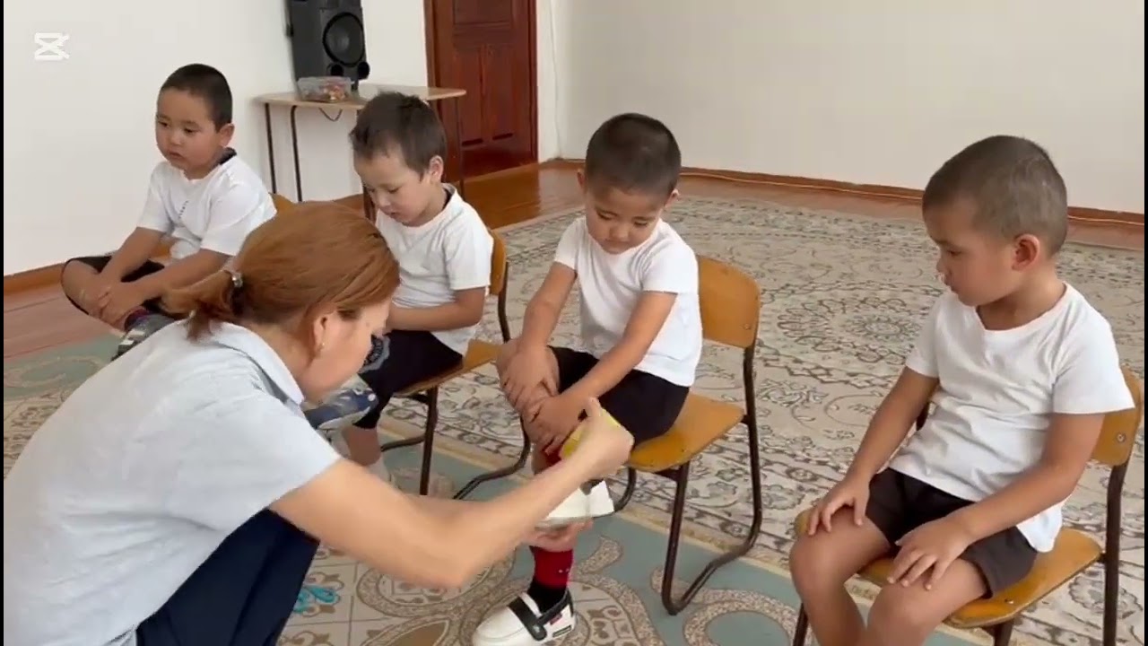 Ойын: Жапсырма аяқпен асық жинау.        Тәрбиеші: Т.Ж. Таженова