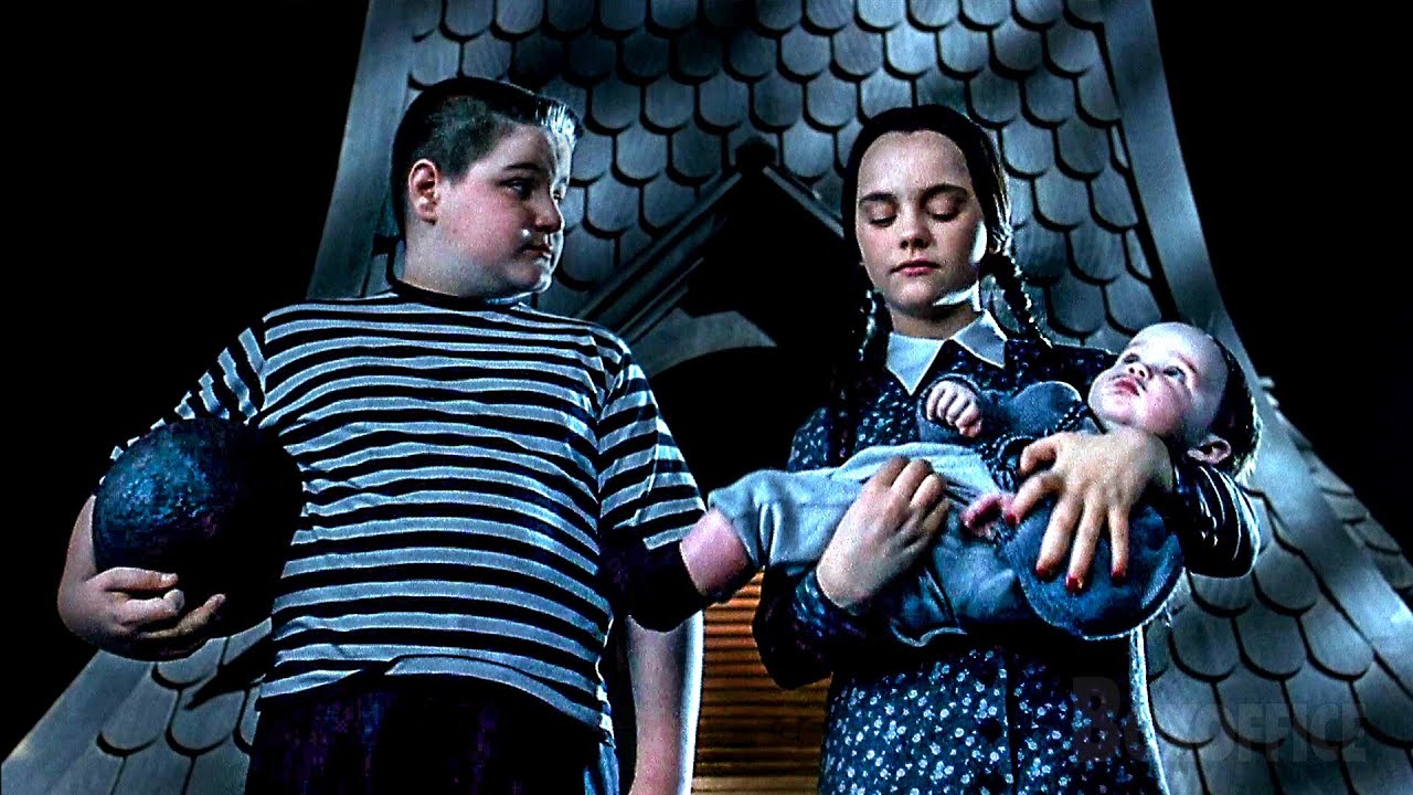 Solo queremos jugar con el | Los locos Addams II | Clip en Español