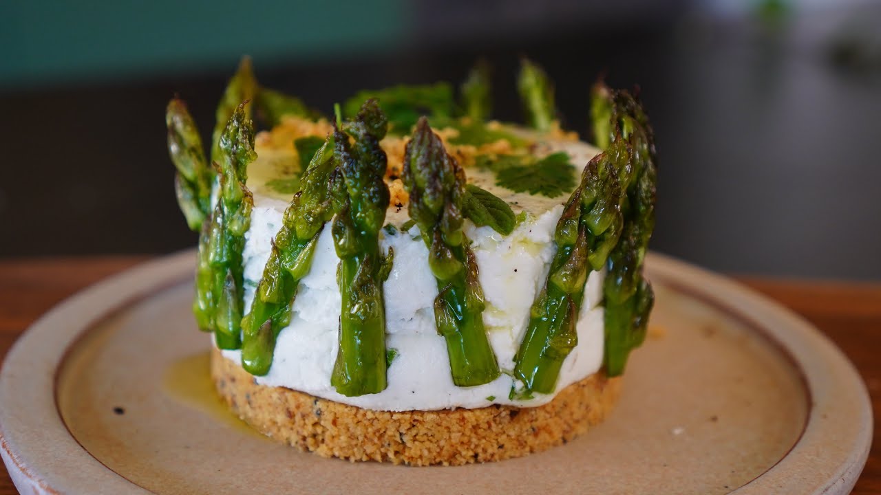 Un cheesecake salé, ça vous tente ? Fromage de chèvre frais et asperges... regardez !