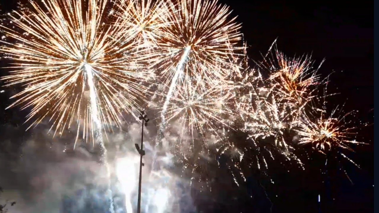 Feu D'artifice: 🎆🤩 à Aizenay ( en Vendée ) BONNE FÊTE NATIONALE A TOUS . 😁