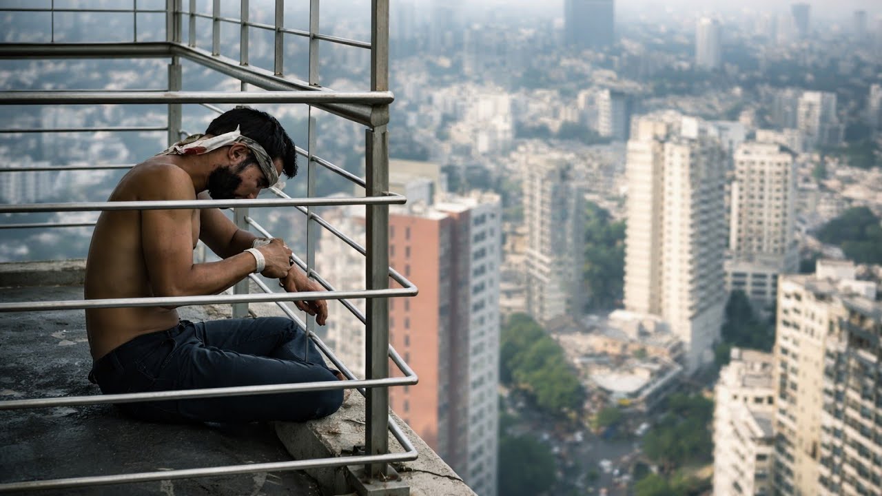 Luxury House Bana Jail ( Inside Movie explained in Hindi/Urdu