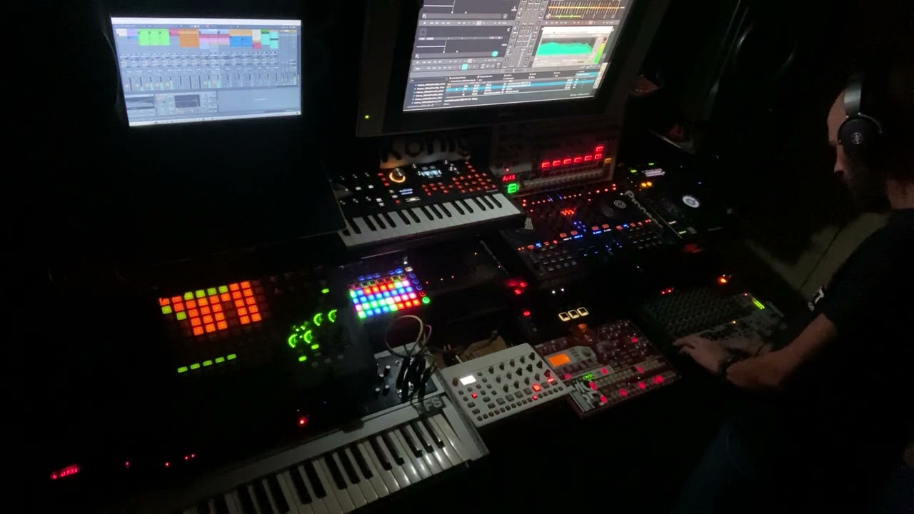 Hybrid techno set