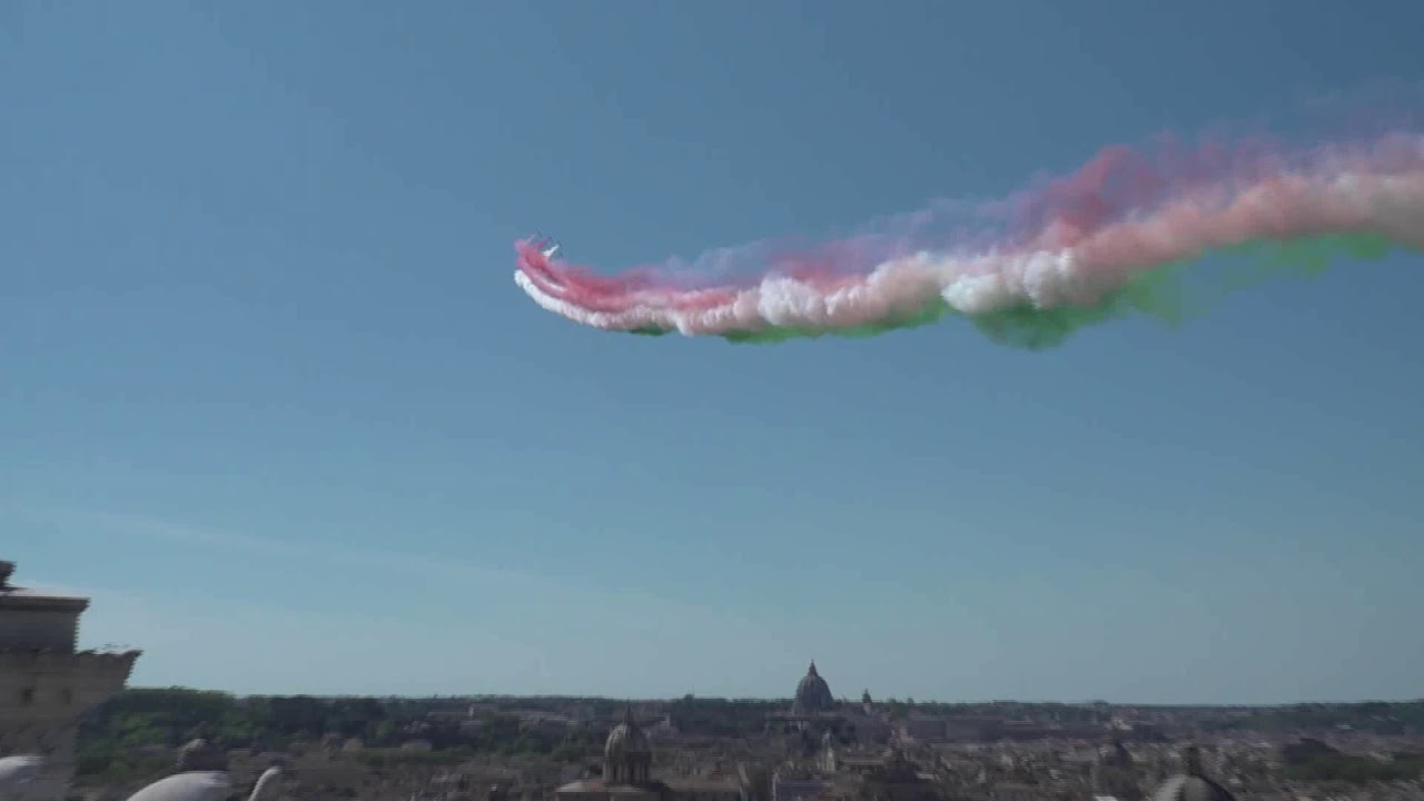 Frecce Tricolori 25 aprile 2020 sorvolo Roma spettacolare video da elicottero