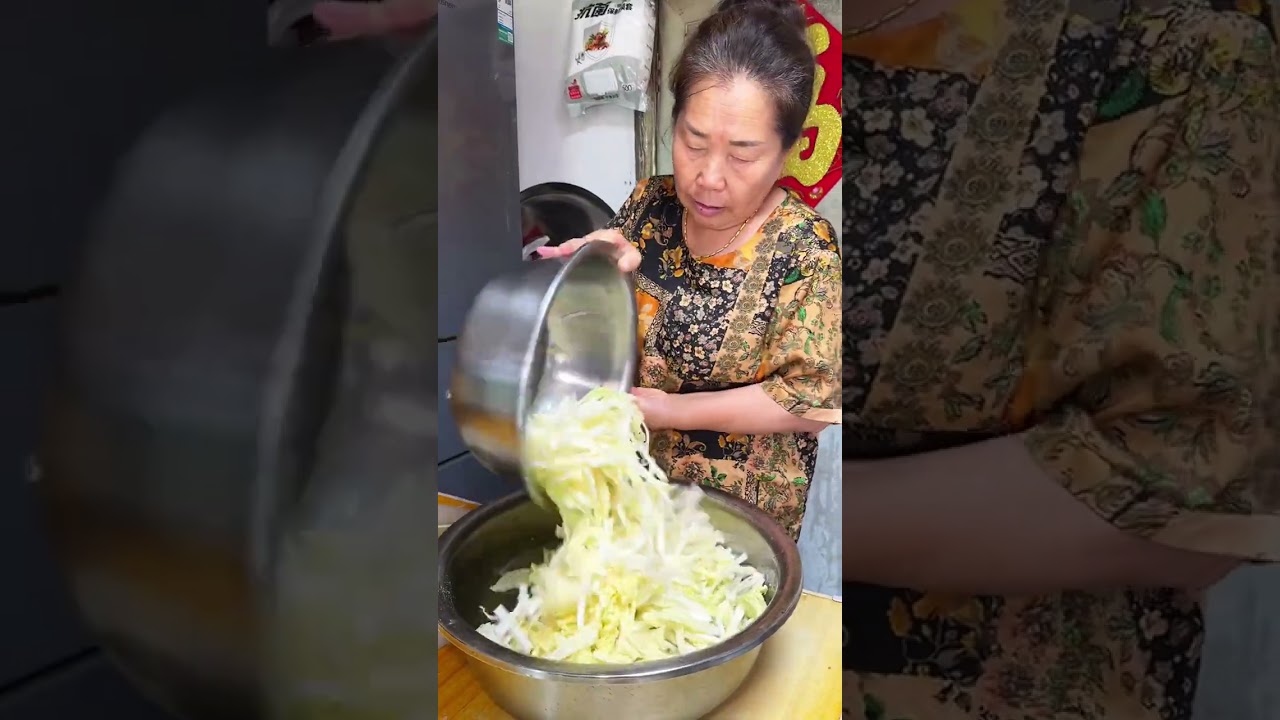 看看俺老婆婆做的五谷丰登大馒头配上白菜炖粉条这也太哇塞了！#记录我的农村生活