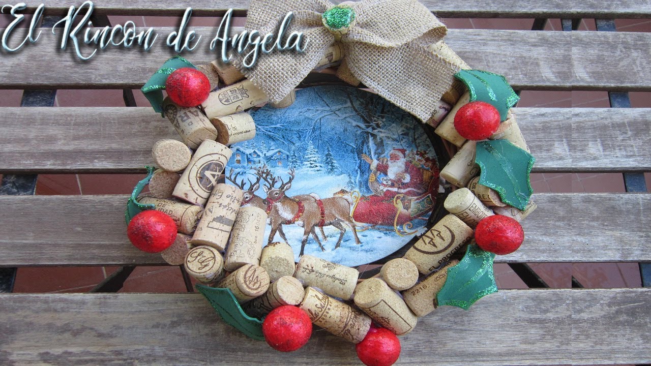Corona navideña decorada con decoupage y tapones de corcho reciclados.  D.O.La mancha