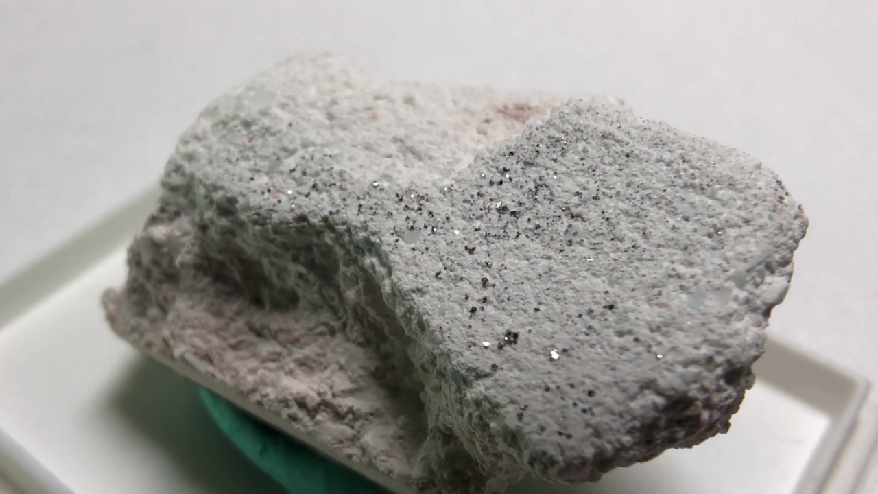 78 Pt4Rh Rhodic Platinum on Anorthite 自然鉑長在鈣長石上, 俄羅斯 特寫觀察 (2)