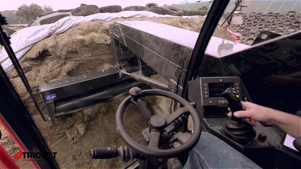 Triotrac self propelled feed mixer
