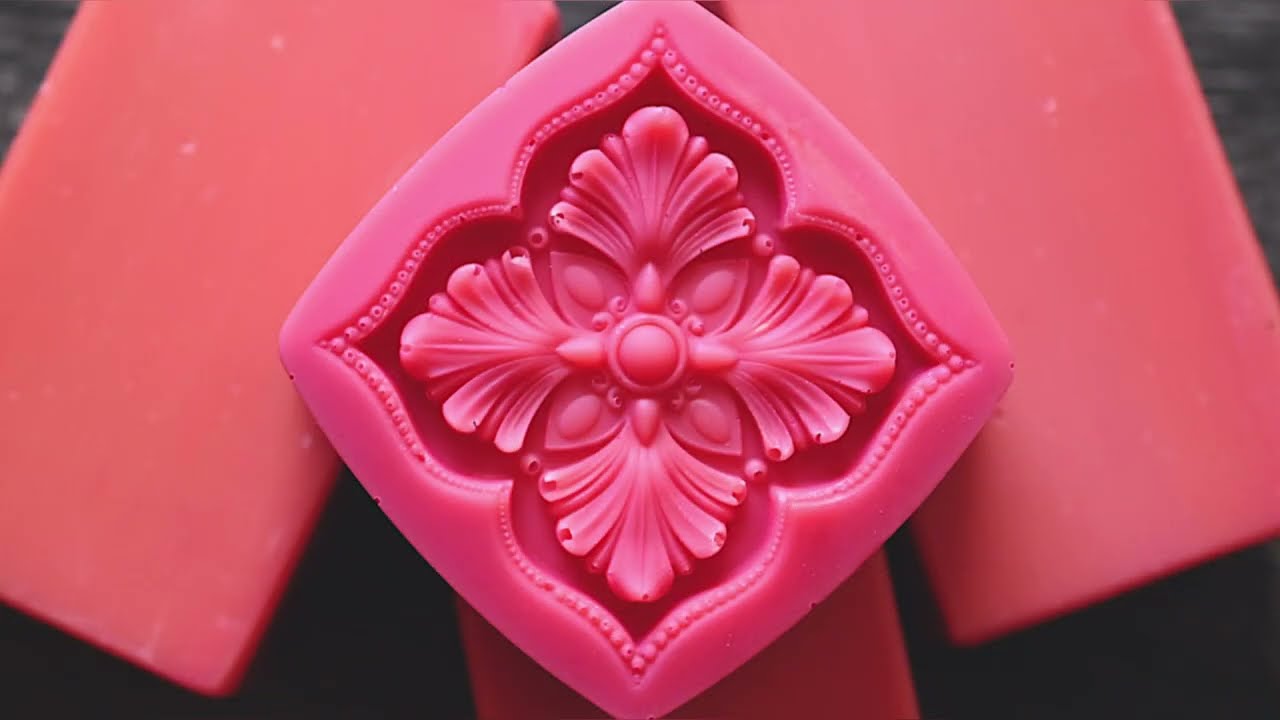 Using Himalayan rhubarb to color my soap