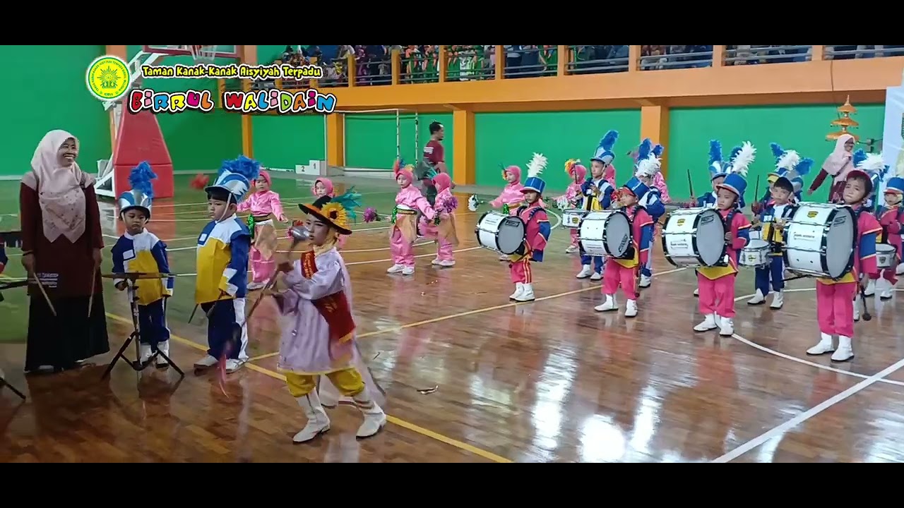 Konser drumband  Tkat Birrul Walidain Kudus