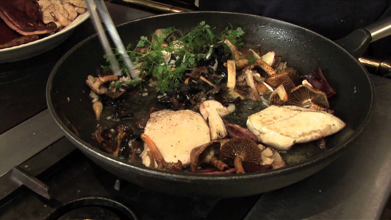 Sm&oslash;rsauteret pighvar med skovsvampe / Saut&eacute;ed turbot with forest mushrooms
