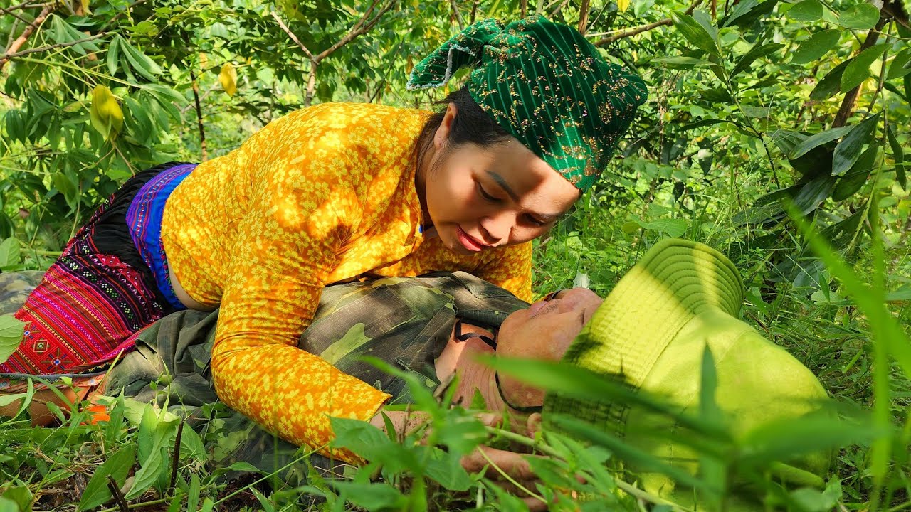 Picking peanut grass to sell, fell while digging cassava and was helped by a kind guy