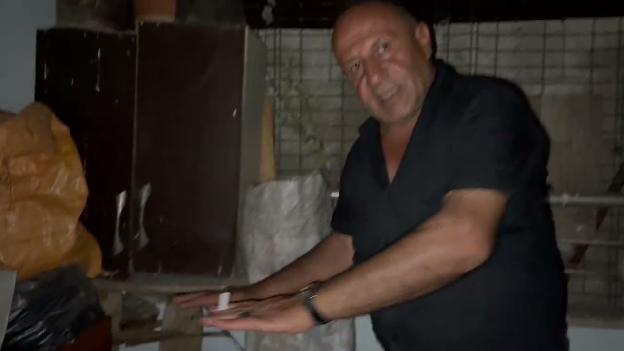 Mahmut Söylemez, eski köylerde kullanılan tarım aletleri ve geçmişe ait eşyaları evinde sergiliyor