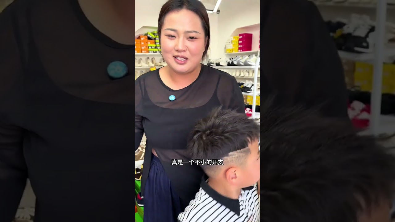 《开学采购风云》：鞋店文具店采购记！俩活宝见一个爱一个，就大 闺女省心。笑料和钱包齐飞，几百块还没打发满意！ #开学 #亲子 #日常vlog