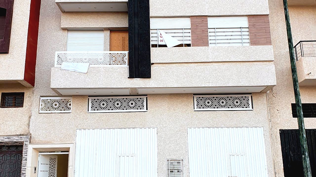 دار تجارية 86 متر R+2  بالقنيطرة حي الحوزية