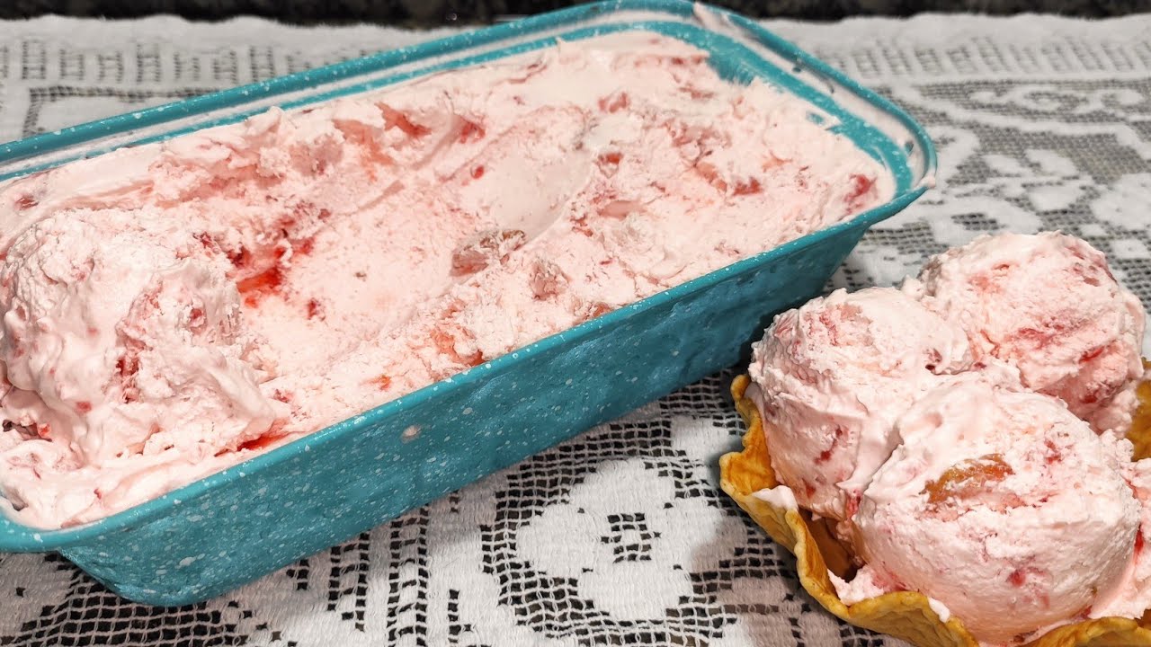Sorvete de Morango feito com a fruta sem corantes, congelou tá pronto!