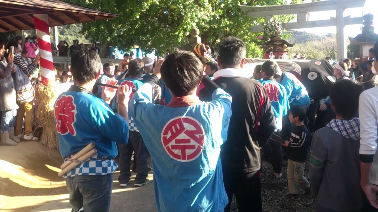 三栖の祭り。突き合いの場面