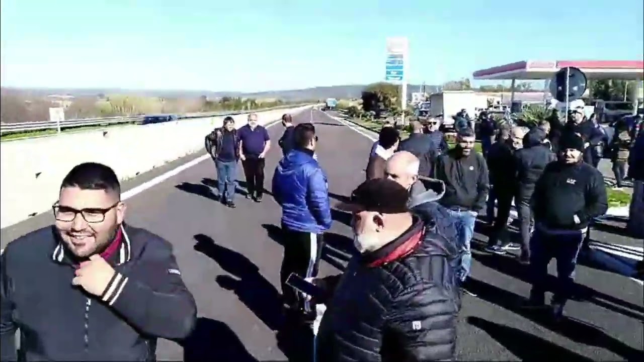 Il Movimento pastori sardi riprende a protestare. Bloccata la 131.