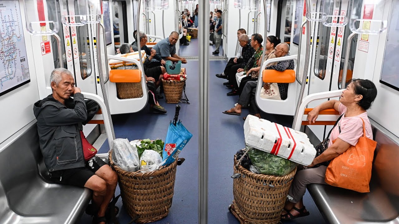 Chongqing says 'yes' to farmers carrying bamboo baskets on the subway