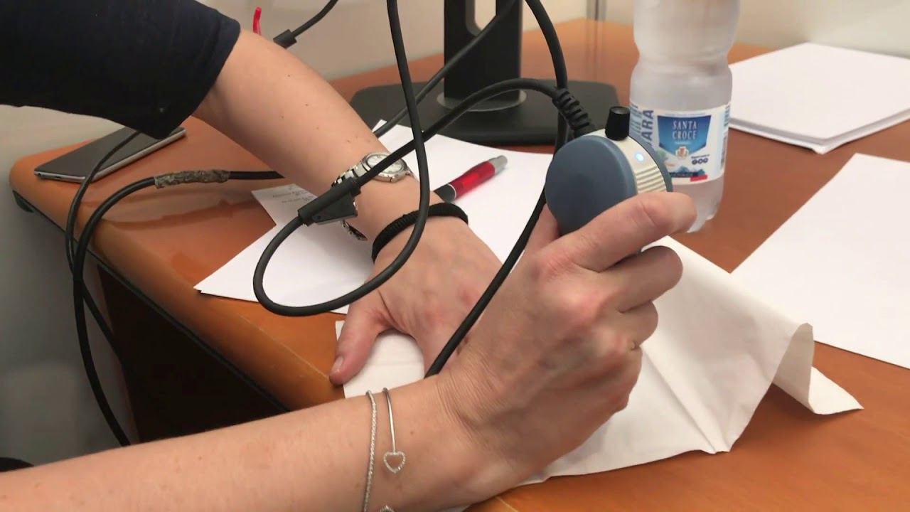 Fa freddo e le mani cambiano di colore? Il fenomeno di Raynaud può segnalare patologie croniche
