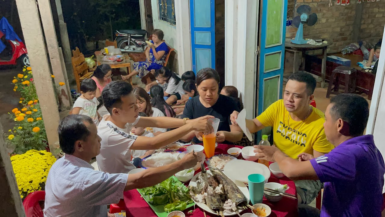 Ngày 30 Tết Nấu Bánh Tét Dưới Mưa | Miền Tây TV