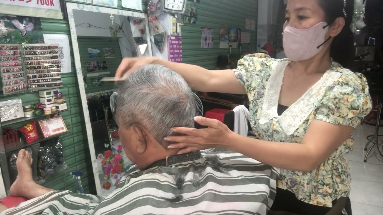 Tạo mẫu tóc theo yêu cầu của bác khách quen 